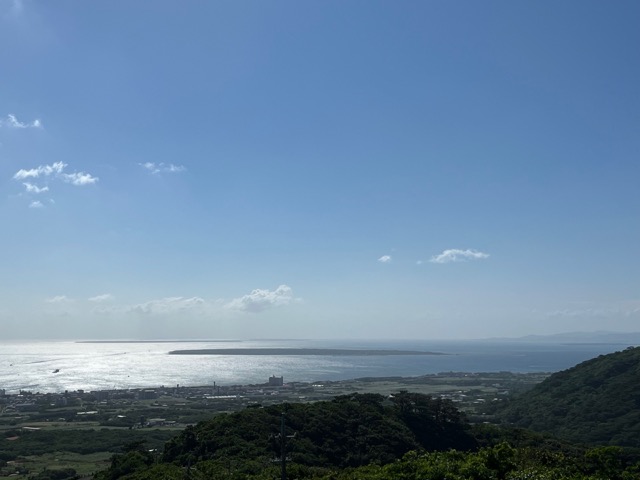 エメラルドの海を見る展望台